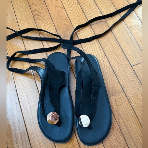 Elegant Black Sandals with Gold Accents - Picture 2 of 3